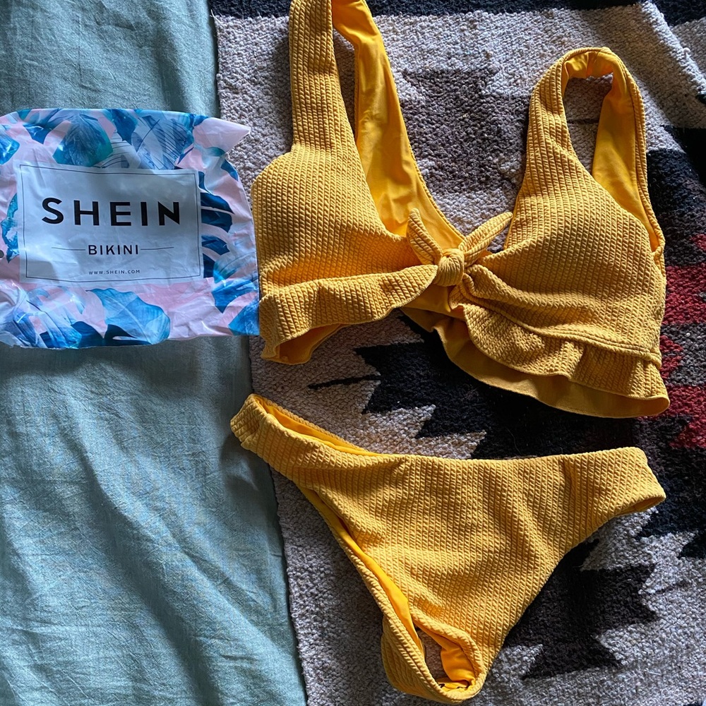 Textured Ruffle Knot Front Bikini - Picture 5 of 5